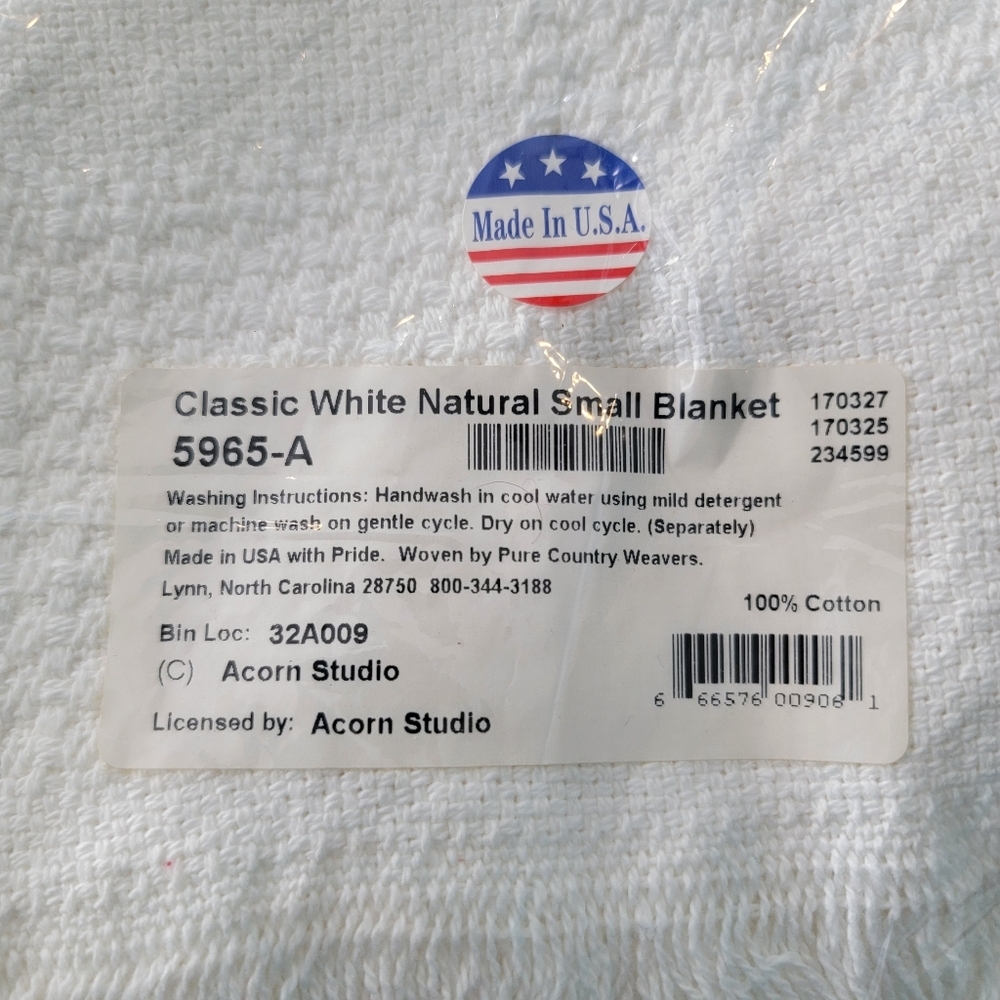 NEW Pure Country Weavers Acorn Studio White 37" x 52" blanket USA Cotton Fringe